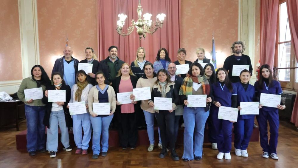 Se llevó a cabo este miércoles, en el Salón Dorado del Palacio Municipal, la entrega de certificados del Curso de Formación y Actualización PAI (Programa Ampliado de Inmunizaciones), destinado a vacunadores, enfermeros y personal del sistema de salud local. Se llevó a cabo este miércoles, en el Salón Dorado del Palacio Municipal, la entrega de certificados del Curso de Formación y Actualización PAI (Programa Ampliado de Inmunizaciones), destinado a vacunadores, enfermeros y personal del sistema de salud local.