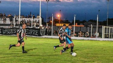 Después de la derrota sufrida ante Atlético Escobar como local, el Albinegro se prepara para tratar de revertir la serie y avanzar a la próxima instancia de los playoffs de la Región Pampeana Norte del Torneo Regional Federal Amateur (TRFA). Después de la derrota sufrida ante Atlético Escobar como local, el Albinegro se prepara para tratar de revertir la serie y avanzar a la próxima instancia de los playoffs de la Región Pampeana Norte del Torneo Regional Federal Amateur (TRFA).