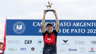 Federico Ferrari, elegido mejor jugador del Abierto, recibe el reconocimiento tras su actuación decisiva. Federico Ferrari, elegido mejor jugador del Abierto, recibe el reconocimiento tras su actuación decisiva.