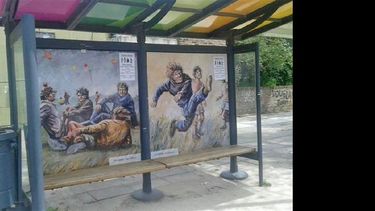 Los trabajos de los artistas plásticos se pueden apreciar en las paradas de los colectivos. (LA OPINION)