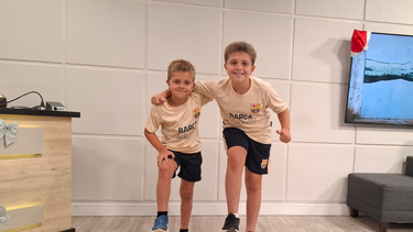 Los hermanos Matteo (7) y Antuan (10) Cerisola, oriundos de Villa Ramallo, fueron seleccionados para participar del Clinics Barça Academy, que se desarrollará en Barcelona entre el 21 y el 28 de marzo, tras destacarse en el campus realizado en Rosario a fines del año pasado. Los hermanos Matteo (7) y Antuan (10) Cerisola, oriundos de Villa Ramallo, fueron seleccionados para participar del Clinics Barça Academy, que se desarrollará en Barcelona entre el 21 y el 28 de marzo, tras destacarse en el campus realizado en Rosario a fines del año pasado.