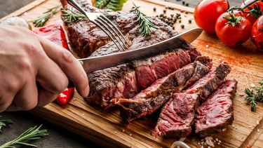 El consumo de carne juega un rol fundamental tanto en la alimentación de las personas como en la producción y la industria de un país. El consumo de carne juega un rol fundamental tanto en la alimentación de las personas como en la producción y la industria de un país.
