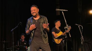 Viaje es la nueva propuesta artística de Marcos Emanuel, un espectáculo que invita al público a sumergirse en la esencia de la música popular argentina.