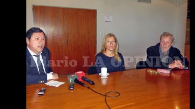 Rojas, Fontao y Casserly, en la rueda de prensa. Minutos después se abrió la jornada con nutrida participación. (LA OPINION)
