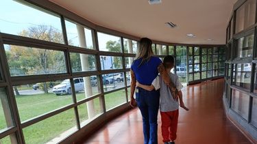 Benjamín Larraburu y la madre, Gabriela Galiano, caminando el pasillo del Hospital al recibir el alta médica. Benjamín Larraburu y la madre, Gabriela Galiano, caminando el pasillo del Hospital al recibir el alta médica.