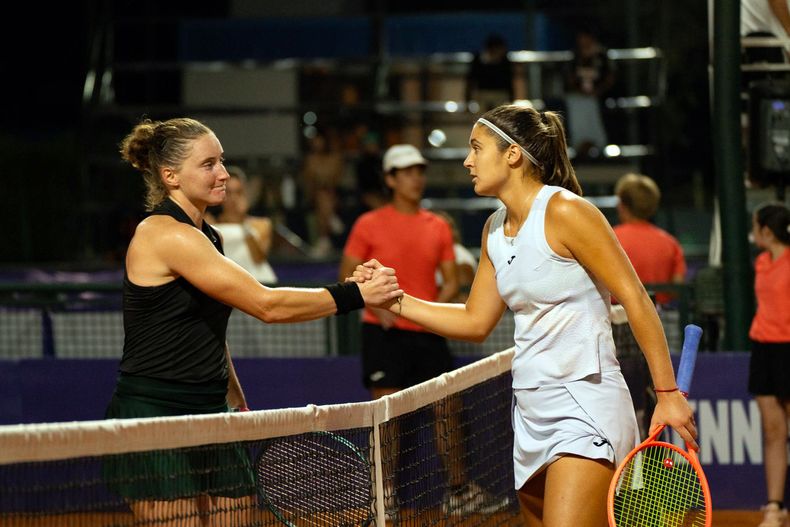 Julia Riera en el saludo final con la francesa Carole Monnet tras dos horas y media de partido. Julia Riera en el saludo final con la francesa Carole Monnet tras dos horas y media de partido.