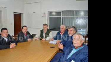 Leonardo Zaccagnini (segundo de la izquierda), reunido con autoridades de Bomberos Voluntarios.  (LA OPINION)