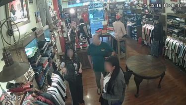 La pareja de mecheros distrajeron a la comerciante para aprovechar los instantes sin estar bajo la mirada de los encargados y apoderarse de prendas de los muebles. La pareja de mecheros distrajeron a la comerciante para aprovechar los instantes sin estar bajo la mirada de los encargados y apoderarse de prendas de los muebles.