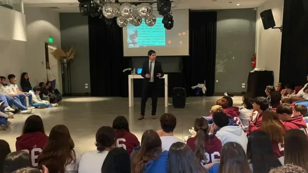 En el marco de distintas acciones orientadas a la prevención y el cuidado en el ámbito digital, la Secretaría Especializada en Cibercrimen y Evidencia Digital llevó adelante una jornada informativa para alumnos del Nivel Secundario del Instituto Aire Libre. En el marco de distintas acciones orientadas a la prevención y el cuidado en el ámbito digital, la Secretaría Especializada en Cibercrimen y Evidencia Digital llevó adelante una jornada informativa para alumnos del Nivel Secundario del Instituto Aire Libre.