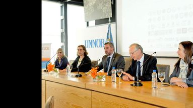 Guillermo Tamarit acompañado por Claudia Russo, Guillermo Feierhed, Mónica Sarobe y Patricia Pesado. (UNNOBA)