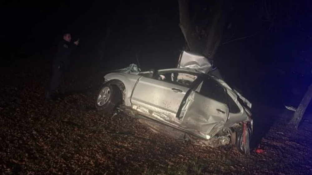 El siniestro ocurrió durante la madrugada. Un automóvil perdió el control, salió de la calzada e impactó contra un árbol. Los dos ocupantes fallecieron en el lugar. El siniestro ocurrió durante la madrugada. Un automóvil perdió el control, salió de la calzada e impactó contra un árbol. Los dos ocupantes fallecieron en el lugar.