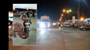 La moto y el camión que participaron del siniestro vial en la noche de este martes. La moto y el camión que participaron del siniestro vial en la noche de este martes.