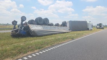 El conductor del camión perdió el control y volcó en la banquina divisoria de los carriles de la autopista de la ruta 8. El conductor del camión perdió el control y volcó en la banquina divisoria de los carriles de la autopista de la ruta 8.