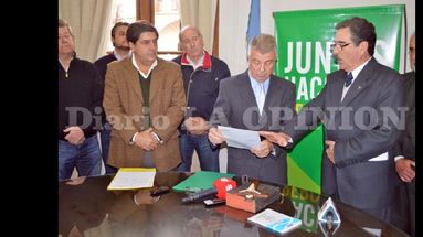 Guillermo Castro juró por Dios, los Santos Evangelios y la Patria. (LA OPINION)