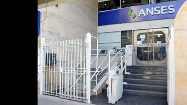 En la sede de la Anses de San Nicolás 623 se reciben formularios. (LA OPINION)