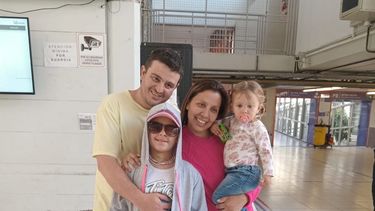 Catalia Maglio junto a su papá, Javier, su mamá, Ángeles Del Valle y su hermanita de dos años de edad. Catalia Maglio junto a su papá, Javier, su mamá, Ángeles Del Valle y su hermanita de dos años de edad.