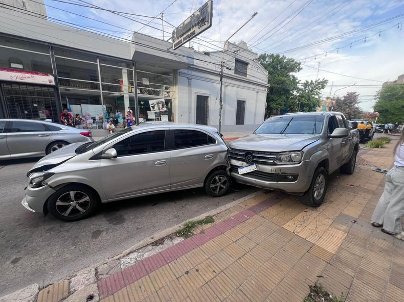 La camioneta Volkswagen Amarok embistió a un Chevrolet Ónix y terminó en la vereda donde había un bebé dentro del cochecito junto a su papá porque la tarde se prestaba para estar al aire libre.