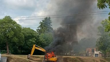 La retroexcavadora se incendió por un presunto desperfecto electromecánico. La retroexcavadora se incendió por un presunto desperfecto electromecánico.