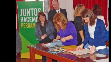 Personal del Gobierno provincial trabaja de manera conjunta con funcionarios locales en estos trámites. (LA OPINION)