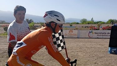 Juliano Almeida con la bandera cuadriculada tras su triunfo consagratorio en Chilecito.