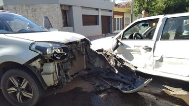 El choque frontal del Renault Koleos con el lateral izquierdo del Volkswagen Gol quedó evidenciado por los daños en ambos vehículos. El choque frontal del Renault Koleos con el lateral izquierdo del Volkswagen Gol quedó evidenciado por los daños en ambos vehículos.