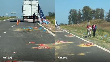 Las personas que circulaban en algunos vehículos se detuvieron a apoderarse de los productos caídos.