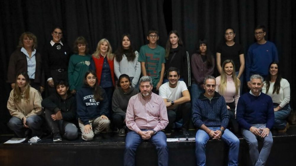 En total, fueron 107 los beneficiarios que recibieron este apoyo que busca acompañar sus trayectorias educativas tanto en la ciudad como fuera de ella.