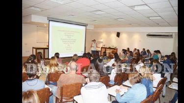 La charla, a cargo de una destacada profesional, se desarrolló en la Asociación Médica. (LA OPINION)