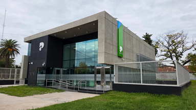 La entidad bonaerense trasladó su operatoria en Villa Ramallo a un moderno edificio propio sobre Av. Bonfiglio, diseñado con criterios de sustentabilidad, mayor confort y tecnología de última generación. La entidad bonaerense trasladó su operatoria en Villa Ramallo a un moderno edificio propio sobre Av. Bonfiglio, diseñado con criterios de sustentabilidad, mayor confort y tecnología de última generación.