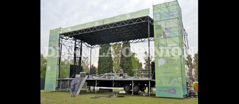 Ayer a la tarde continuaban los trabajos en el Parque Municipal General San Martín para dejar todo listo para la llegada de ArcercArte. (LA OPINION)