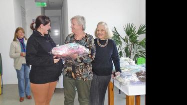 Por tercer año consecutivo, docentes jubiladas confeccionaron ajuares. (LA OPINION)
