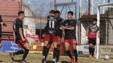 Los jugadores rojinegros festejan el gol del triunfo frente a Crucero del Norte. Los jugadores rojinegros festejan el gol del triunfo frente a Crucero del Norte.