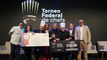 Con la participación de 23 equipos que cocinaron en vivo durante las tres jornadas de la feria, FEHGRA celebró una nueva edición del certamen que distingue la creatividad y el profesionalismo de los chefs argentinos. Con la participación de 23 equipos que cocinaron en vivo durante las tres jornadas de la feria, FEHGRA celebró una nueva edición del certamen que distingue la creatividad y el profesionalismo de los chefs argentinos.