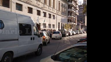 Son constantes las faltas que se contabilizan en inmediaciones de las escuelas y el riesgo en la seguridad vial es real. (LA OPINION)