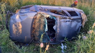 Este martes por la tarde se produjo un grave siniestro vial en el kilómetro 184 de la Ruta Provincial 41, a la altura de San Antonio de Areco. Un automóvil Volkswagen Suran, que circulaba en sentido Baradero-Areco, perdió el control, se despistó y terminó volcando sobre la banquina. Este martes por la tarde se produjo un grave siniestro vial en el kilómetro 184 de la Ruta Provincial 41, a la altura de San Antonio de Areco. Un automóvil Volkswagen Suran, que circulaba en sentido Baradero-Areco, perdió el control, se despistó y terminó volcando sobre la banquina.