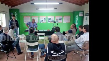 La charla se llevó a cabo en las oficinas de la planta local de tratamiento de residuos. (LA OPINION)