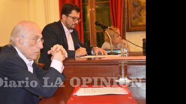 El doctor Néstor Fernández subió al estrado para recibir el reconocimiento del Concejo Deliberante. (LA OPINION)