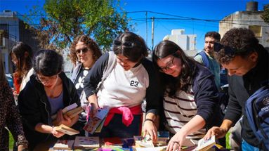 Libros que encuentran nuevos lectores: más de 1600 ejemplares fueron “sembrados” durante una jornada que celebró el Día Internacional del Libro. Libros que encuentran nuevos lectores: más de 1600 ejemplares fueron “sembrados” durante una jornada que celebró el Día Internacional del Libro.
