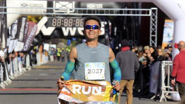 Luciano Dragi cruza la meta y sella un destacado noveno puesto en su debut en trail running.