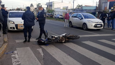 Una motociclista herida tras un choque en zona sur de San Nicolás contra un automóvil. Una motociclista herida tras un choque en zona sur de San Nicolás contra un automóvil.