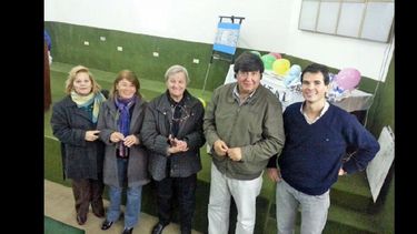 Autoridades del Hospital agradecieron a docentes jubiladas por la entrega de ajuares. (HOSPITAL SAN JOSE)