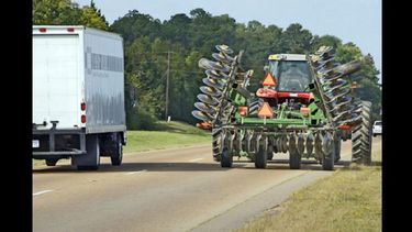 Es constante el tránsito de maquinaria agrícola en rutas de nuestra zona. (INTERNET)