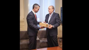 El ministro del Interior de la Nación, Guillermo Francos, hizo entrega al Presidente de la Cámara baja, Martín Menem, del proyecto de Ley de Bases y Puntos de Partida para la Libertad de los argentinos.