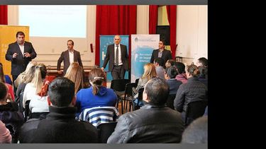 Luego de firmar el convenio con Nación, funcionarios estuvieron en la capacitación para los operadores del sistema de alerta 108. (LA OPINION)
