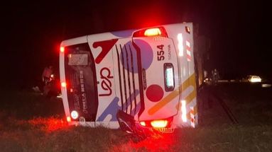 Un micro de larga distancia volcó durante la madrugada de este domingo en la Ruta Nacional 9, a la altura del kilómetro 178, en jurisdicción de Gobernador Castro. Un micro de larga distancia volcó durante la madrugada de este domingo en la Ruta Nacional 9, a la altura del kilómetro 178, en jurisdicción de Gobernador Castro.