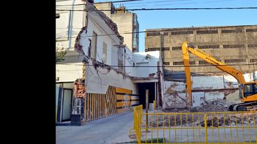 Las máquinas y los operarios demolieron prácticamente todo el departamento del primer piso que había sido afectado. (LA OPINION)