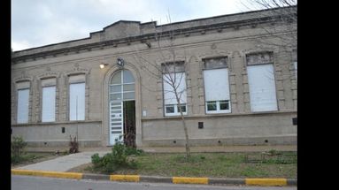Frente de la Escuela Nº 12 de la localidad de Acevedo. (LA OPINION)