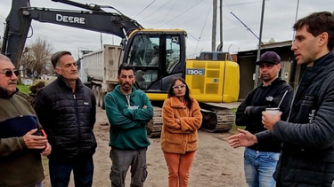 Supervisión de Santiago Passaglia en el pavimento de B° California de San Nicolás. Supervisión de Santiago Passaglia en el pavimento de B° California de San Nicolás.