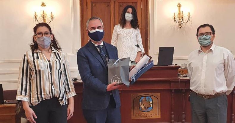 La concejal Leticia Conti, el doctor Carlos Ciraolo, el funcionario del Concejo Lucio Tezón y la presidenta del cuerpo legislativo, Gabriela Taruselli