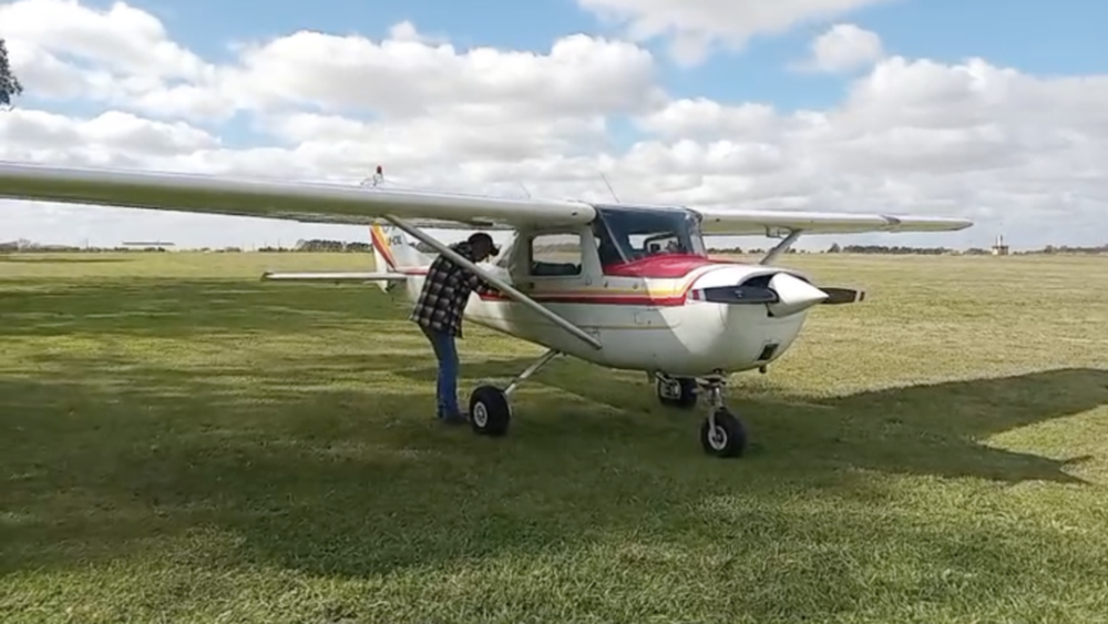 El Aeroclub San Antonio de Areco atraviesa un momento histórico: después de tres décadas, la institución volvió a formar y recibir a sus primeros pilotos privados. El Aeroclub San Antonio de Areco atraviesa un momento histórico: después de tres décadas, la institución volvió a formar y recibir a sus primeros pilotos privados.